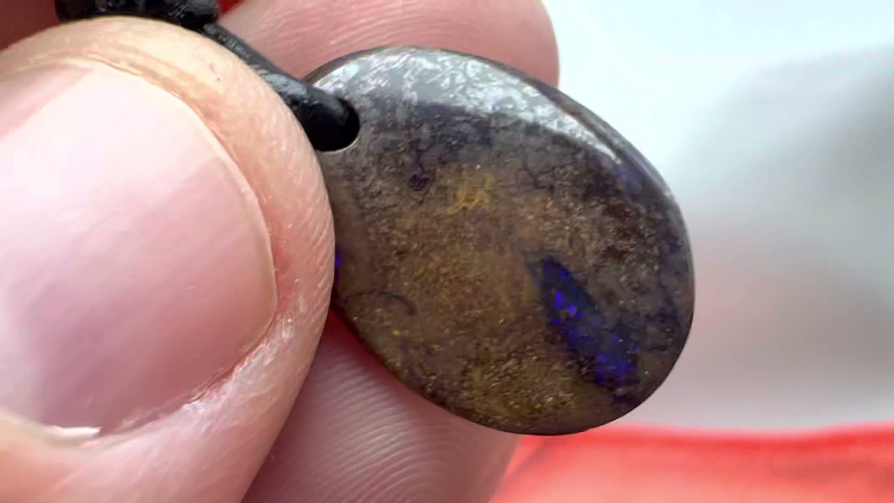 Pendentif Opale Boulder - Australie - Poids 1.54g + cordon cuir OP136