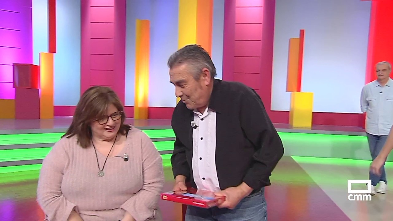 Mari Ángeles tiene un encuentro en la mampara con Julián | En Compañía