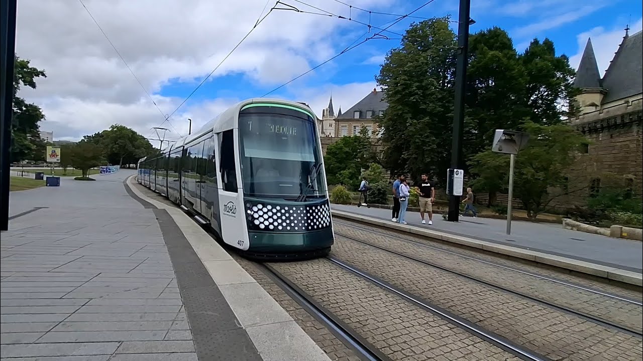 [Naolib] Passage de trams et Bus à Duchesse Anne Château des Ducs de Bretagne