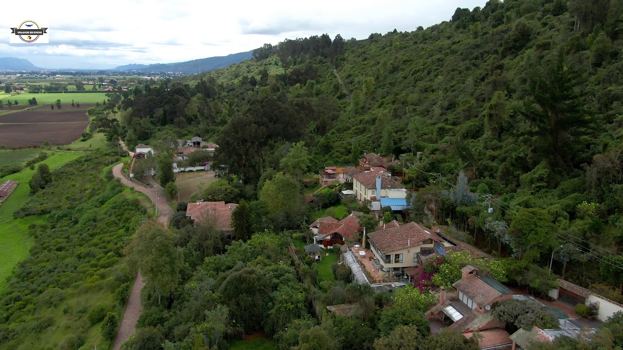VOLANDO EN DRONE 4K - BOGOTA- EL EXCLUSIVO CERRO DE LA CONEJERA - COLOMBIA