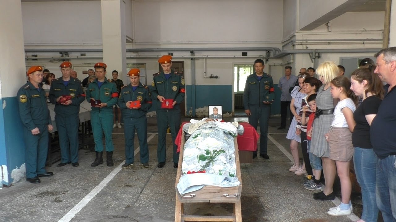 В Набережных Челнах простились с погибшим пожарный Халимом Хайруллиным