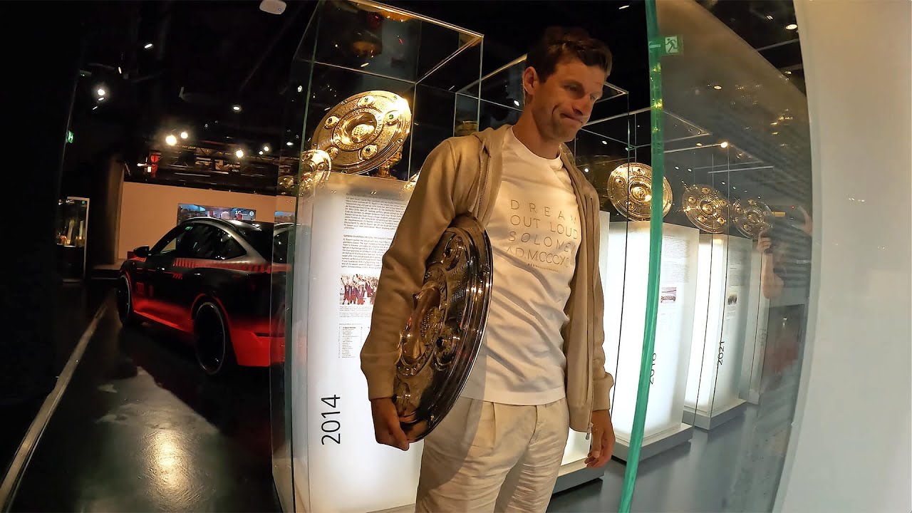 M&uuml;ller bringt die Meisterschale ins Museum
