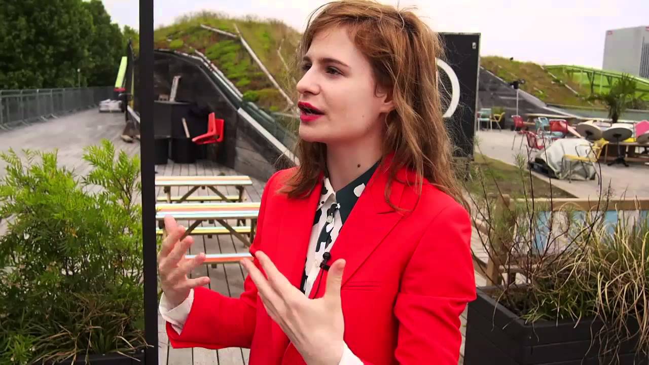 Christine and the Queens interview-photomaton à la Cité de la Mode