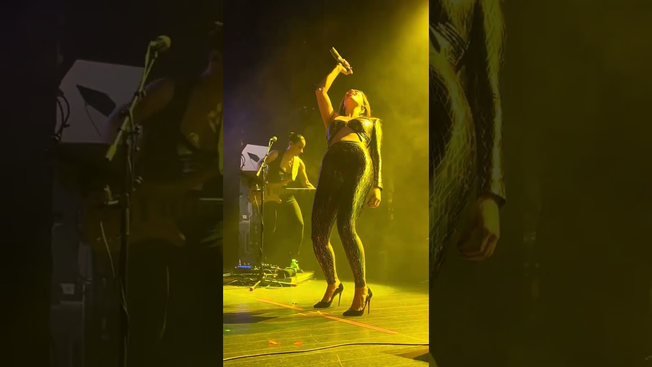 LORENA GÓMEZ EL PEÓN Y LA REINA
