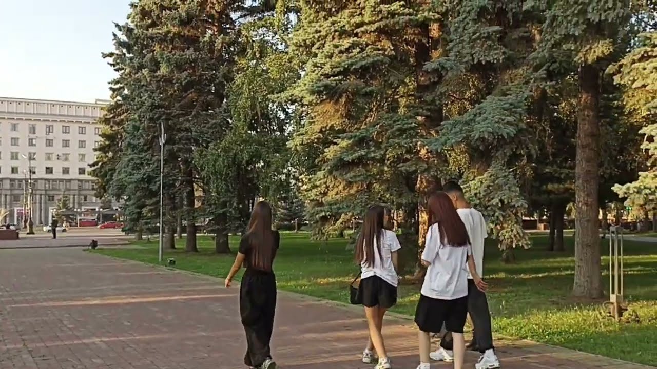 Прогулка в сквере на площади Революции. Челябинск. 