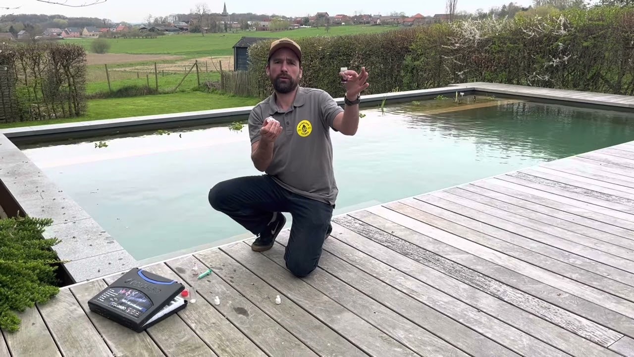 Het meten van de waterwaarden voor een zwemvijver