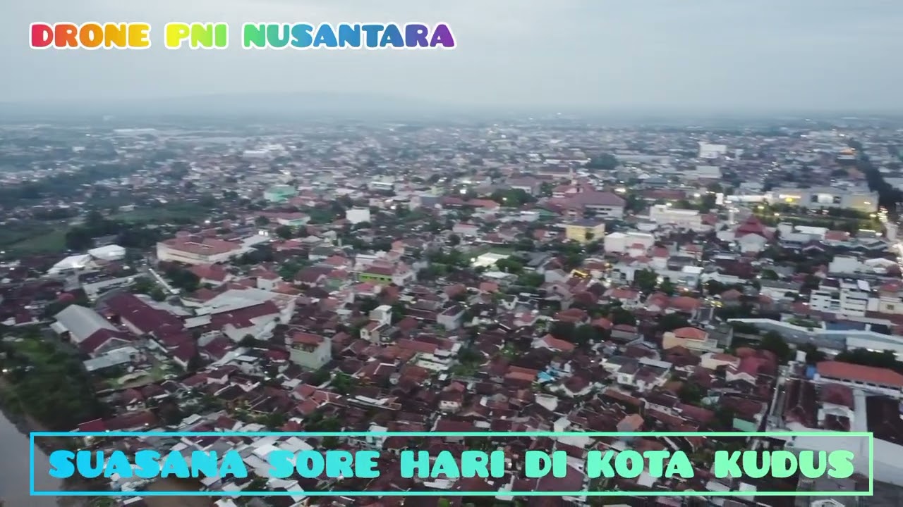 SUASANA SORE HARI DI SEKITAR ALUN-ALUN SIMPANG 7 KUDUS