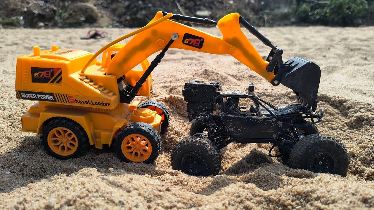 JCB taking out Monster truck into sand 😲