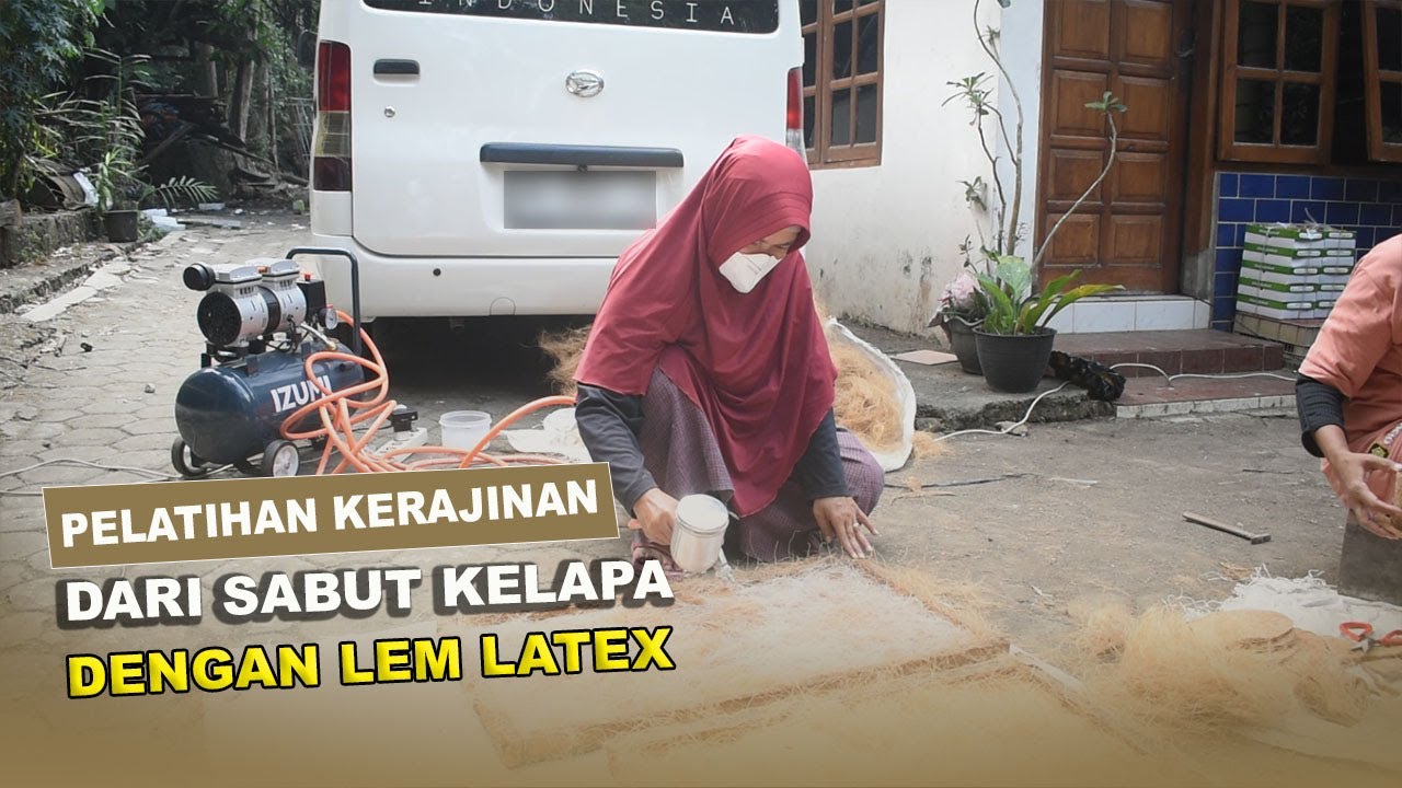 PELATIHAN KERAJINAN SABUT KELAPA DENGAN LEM LATEX