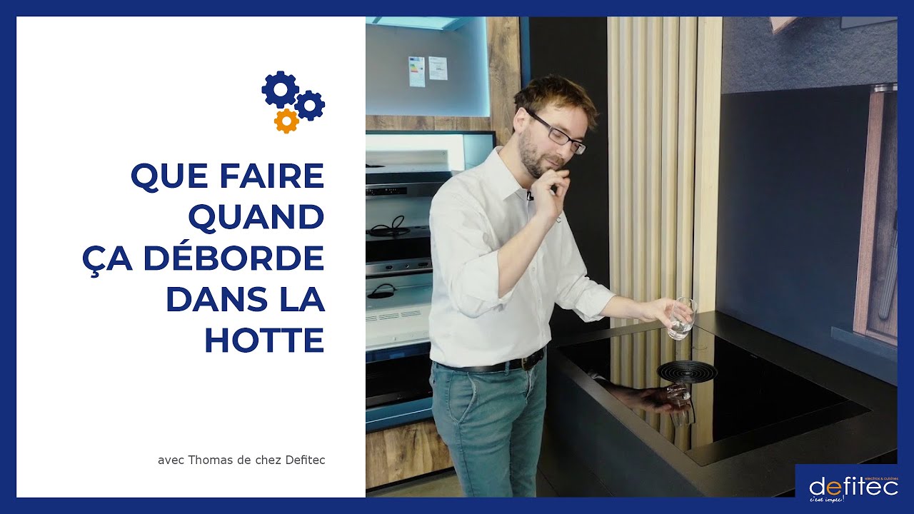 Thomas verse un verre d'eau dans une plaque de cuisson avec hotte intégrée BORA