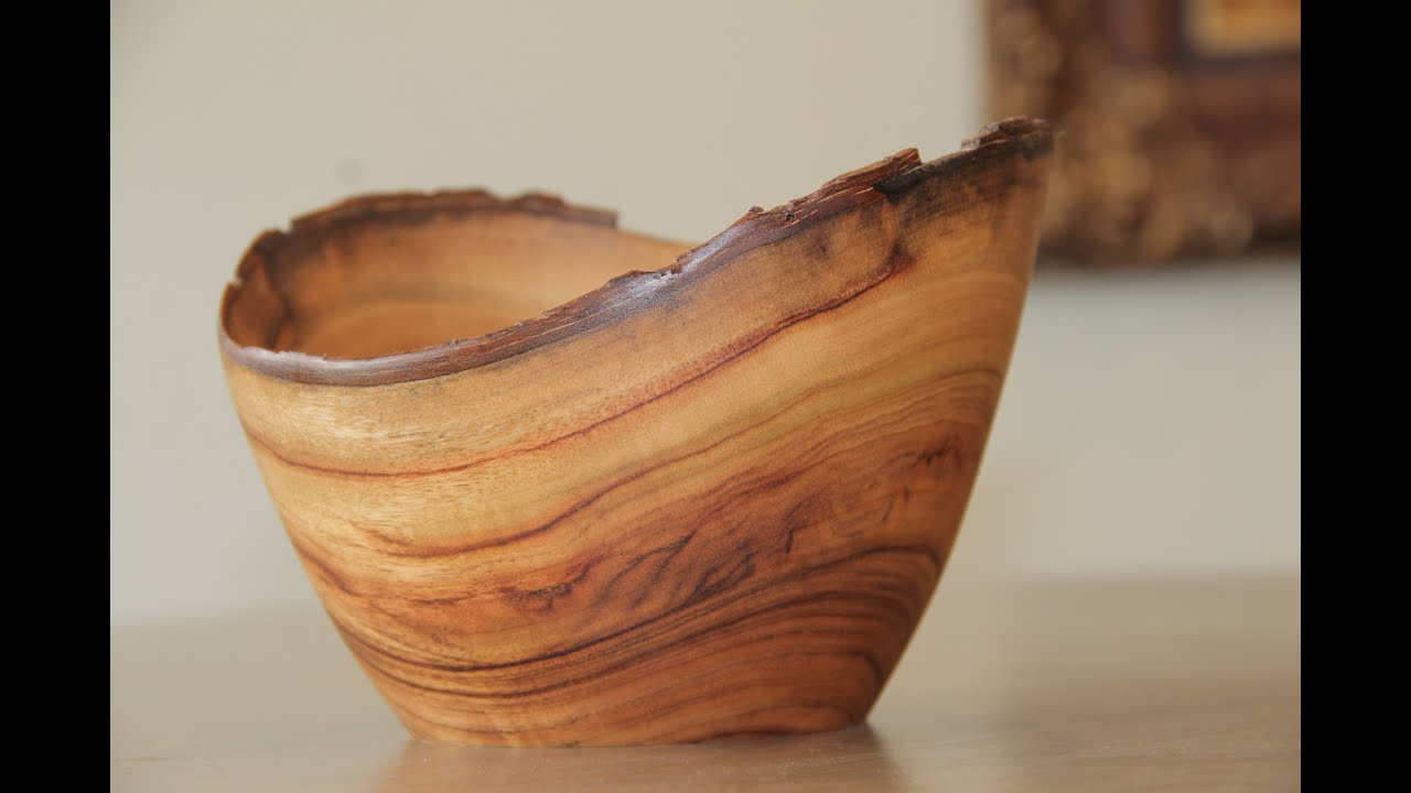 Turning a Figured Camphor Wood Bowl from a Japanese-Origin Tree