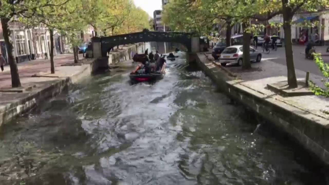 Rondvaartboot Ooievaart komt in botsing met tegendemonstranten in Den Haag