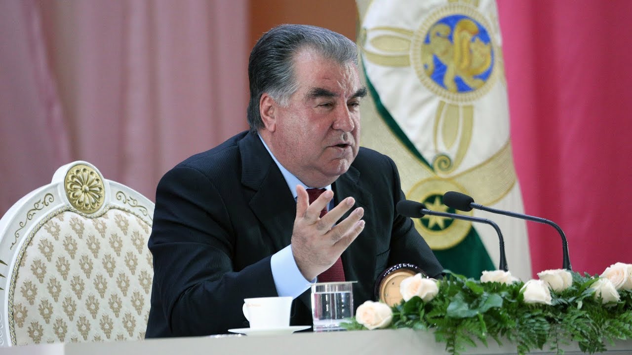 Пешвои миллат Эмомалӣ Раҳмон бо фаъолону сокинони ноҳияи Сангвор му...