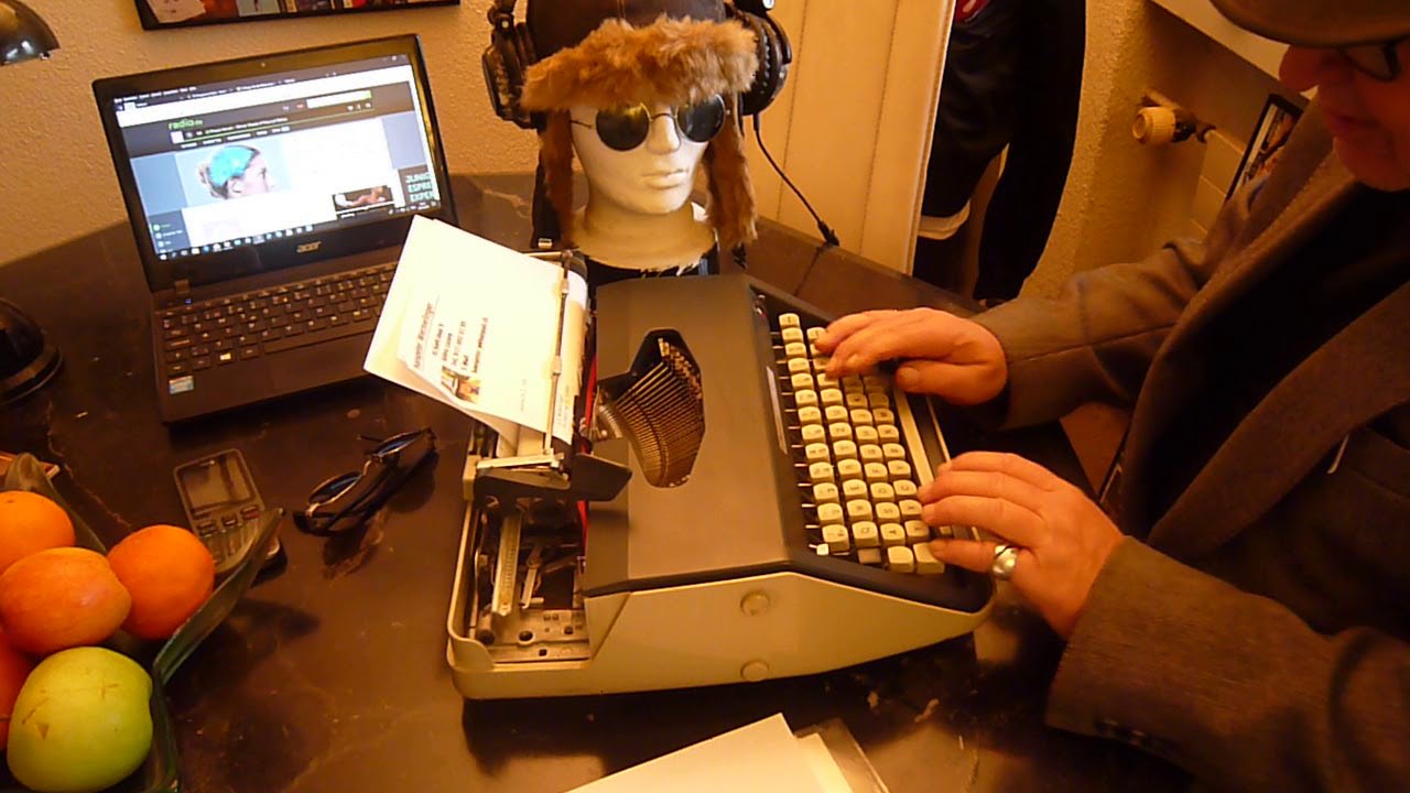 Vintage Typewriter Antares 20 Efficiency  1970