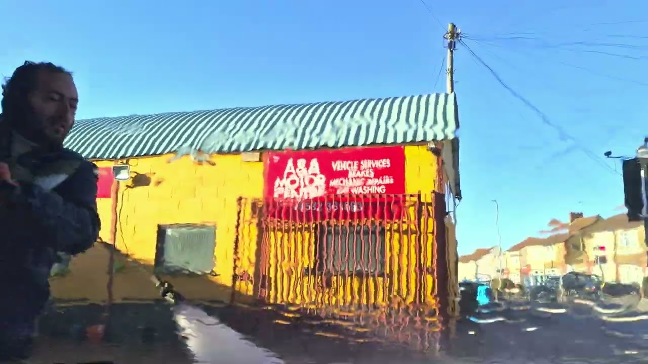 আমার গাড়ি যেখানে ওয়াশ করি।  UK hand car wash.