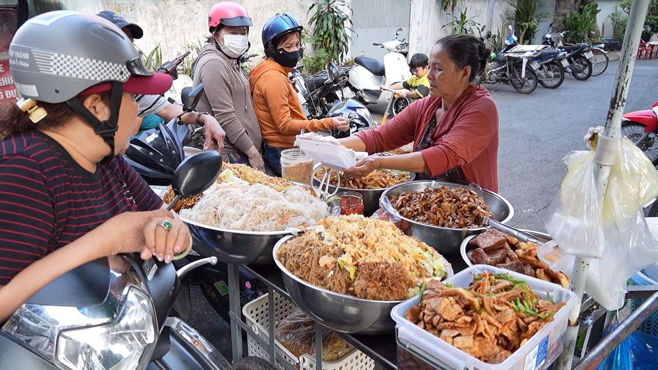 Phát hiện xe bún mì xào chay lâu đời ở Sài Gòn khách mua đông nườm nượp