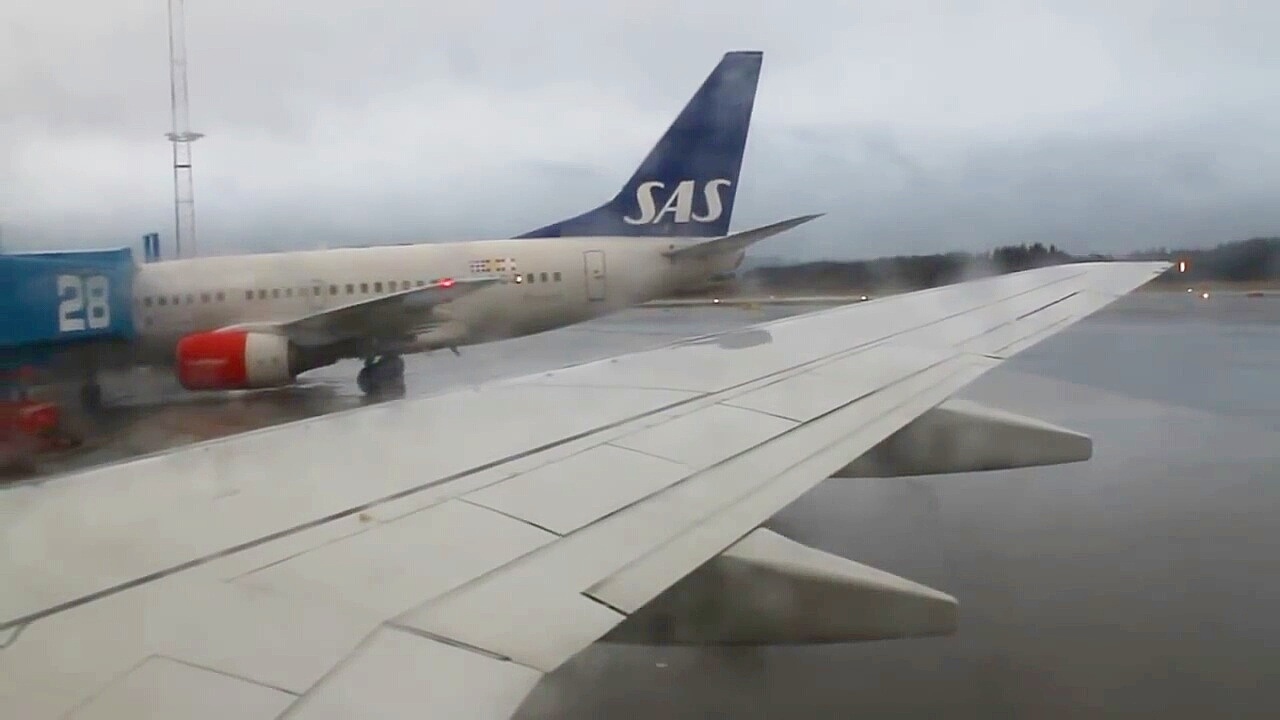 SAS Scandinavian Airlines SK267 737-700 Oslo-Bergen Takeoff, Inflight & Landing