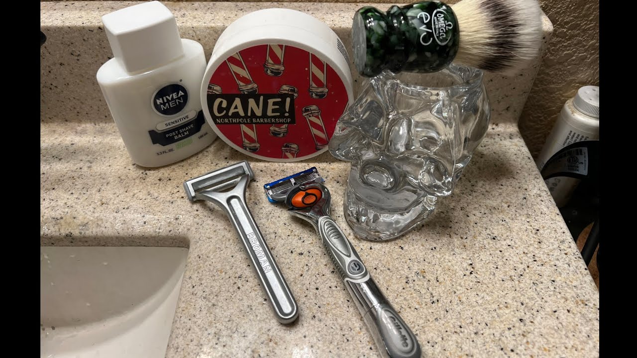 Бритва Broman и станок Gillette Fusion 5 Power — бреются бок о бок.