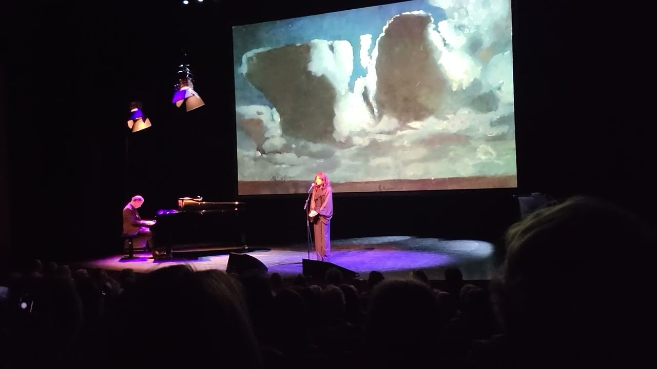 Beatrice van der Poel zingt Brel tijdens opening Breitner Tentoonstelling Singer Laren