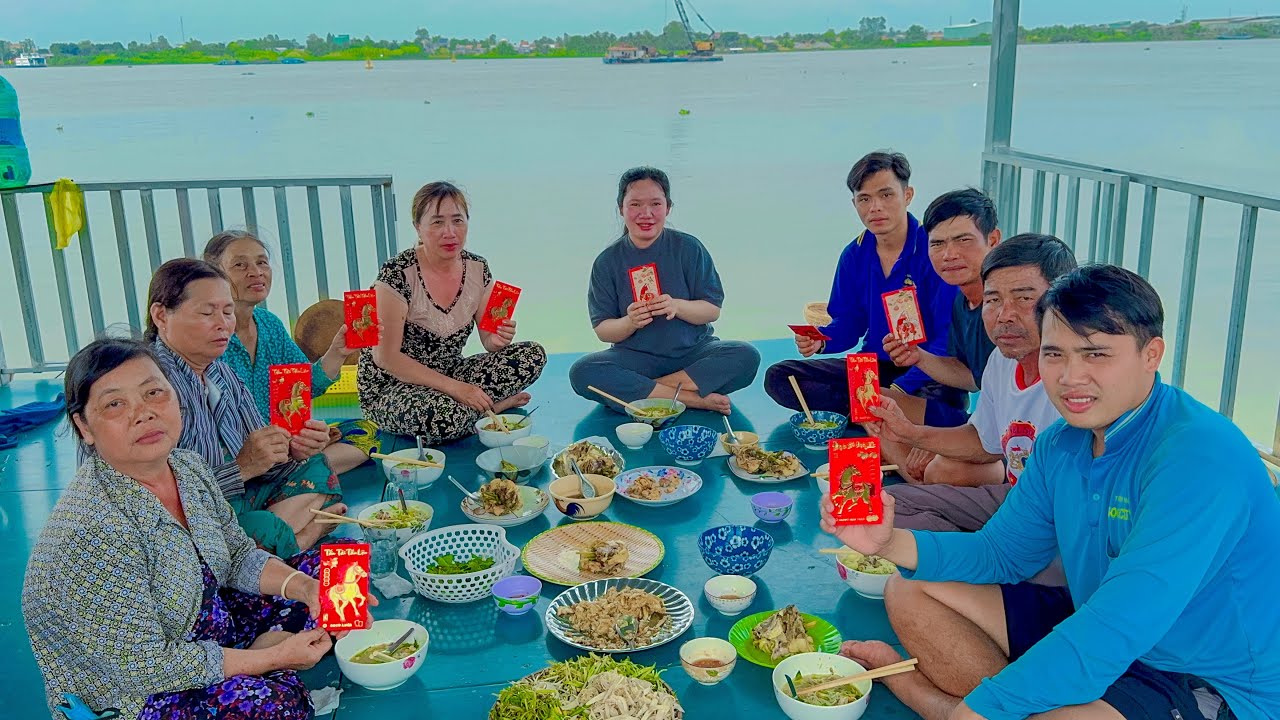 Cả Nhà Quây Quần Thưởng Thức Món Bún Cá Châu Đốc Quá Vui Mừng Khi Được Cô Hà Ở Mỹ Lì Xì Tết