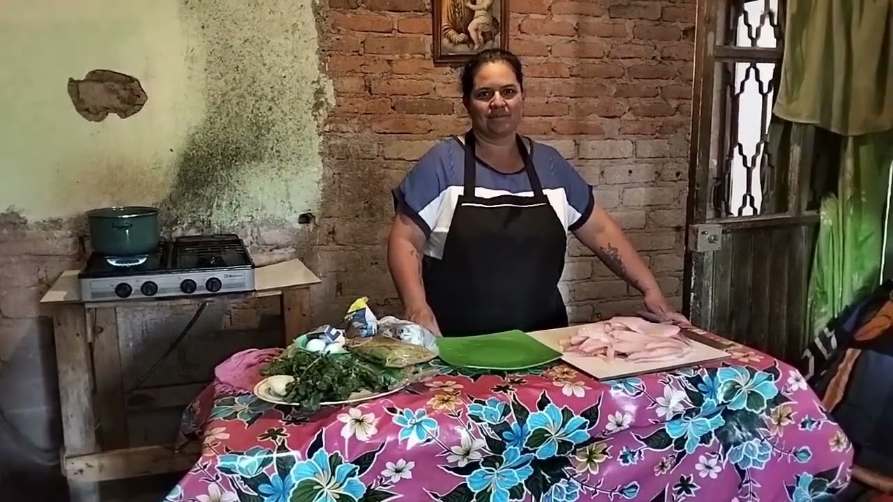 Un rico filete empanizado con sopa verde con mi mamá y mi abuelita 😁😁😸