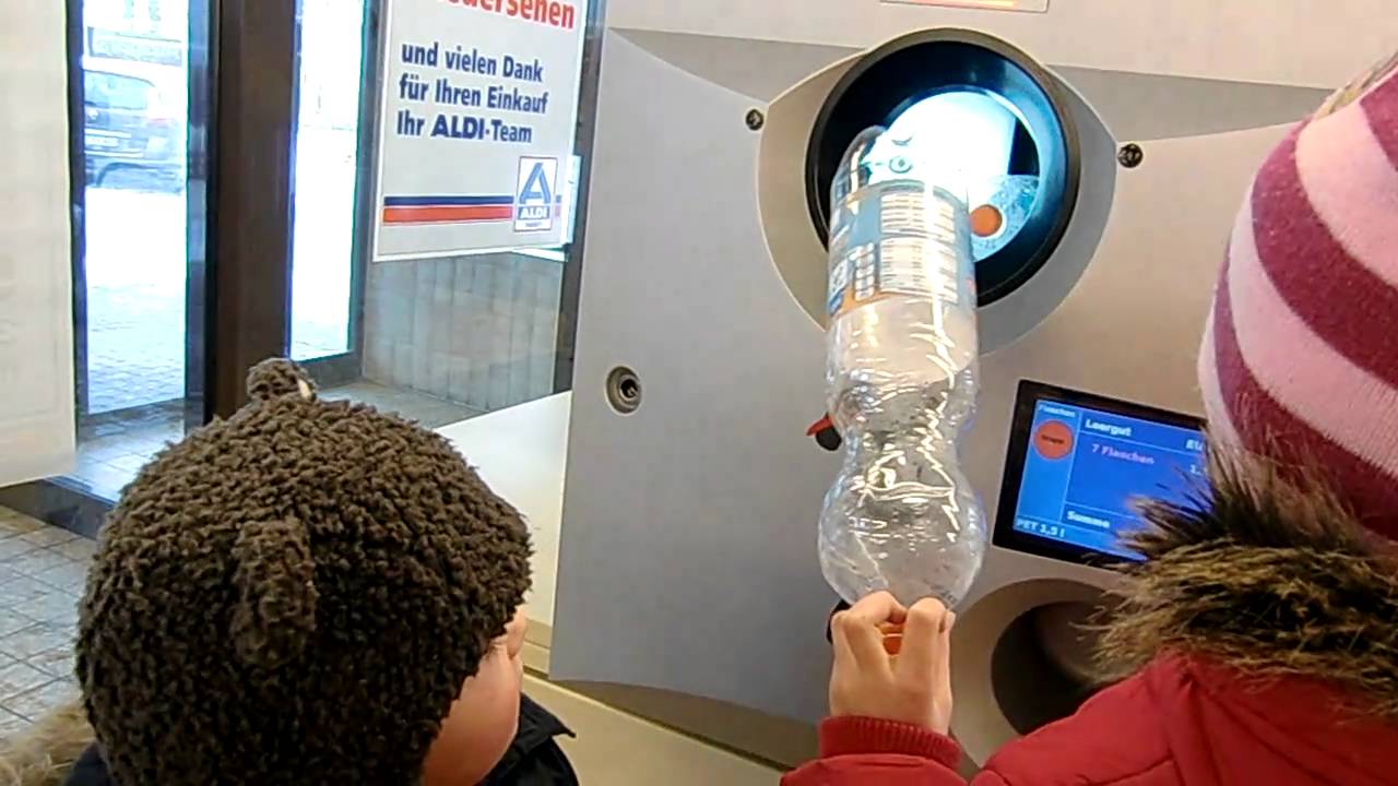 Julius und Jolina am Flaschenautomat