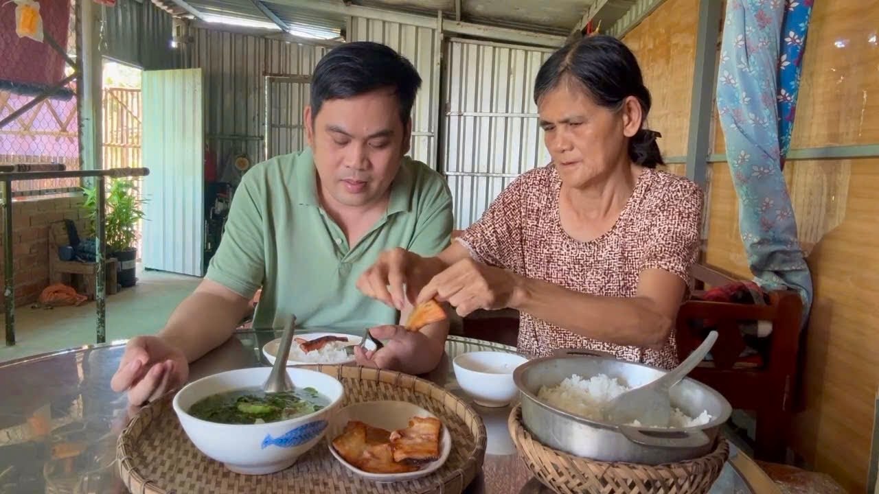 Bữa cơm quê Mẹ nấu khô cá lóc chiên & canh rau ngót ấm lòng hai mẹ con | Quê Nhà Còn Mẹ 