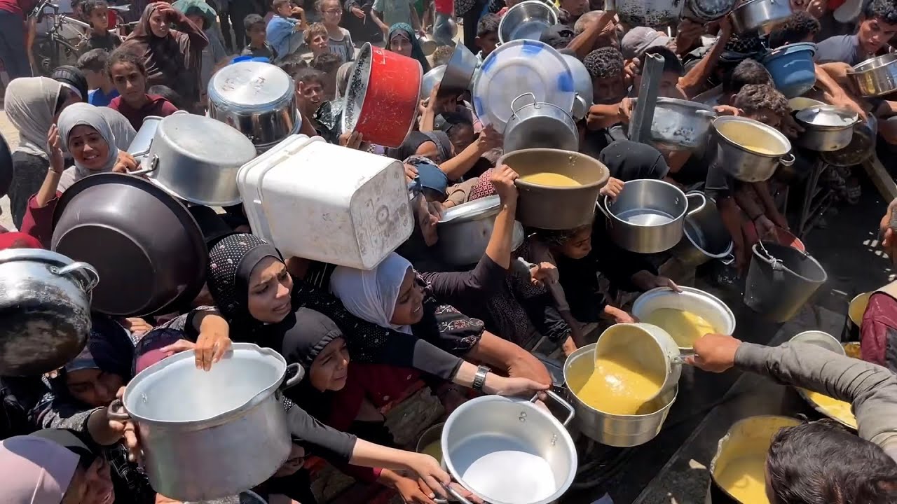 نازحون يتدافعون للحصول على طعام من تكية خيرية في مدينة غزة