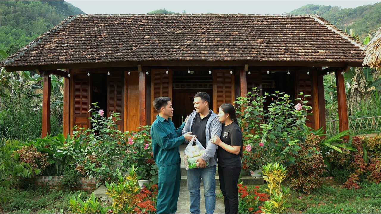 Police officer Thanh visited Long and brought some extremely important information. Lý Tử Yến