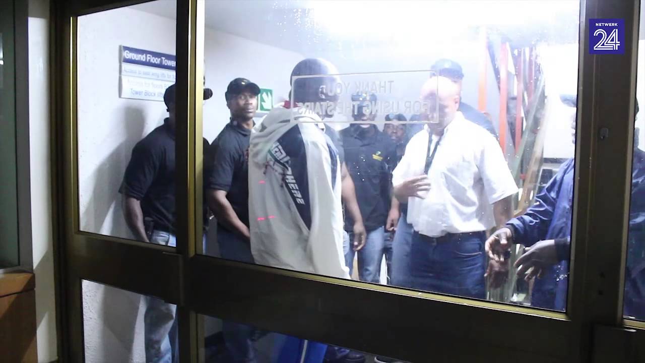 Chaos by Wits toe wagte studente met pepersproei takel