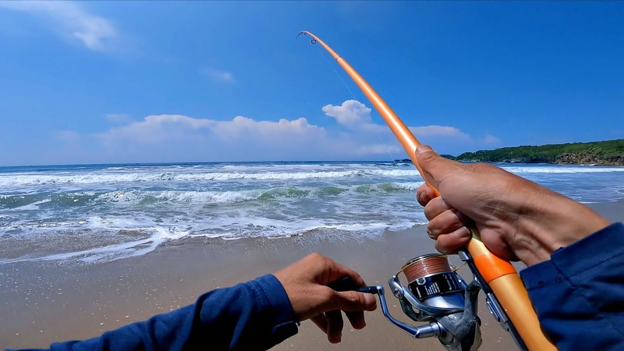 Lempar strike !!.Mancing di pantai saat ombak mulai pasang ikannya makan rame