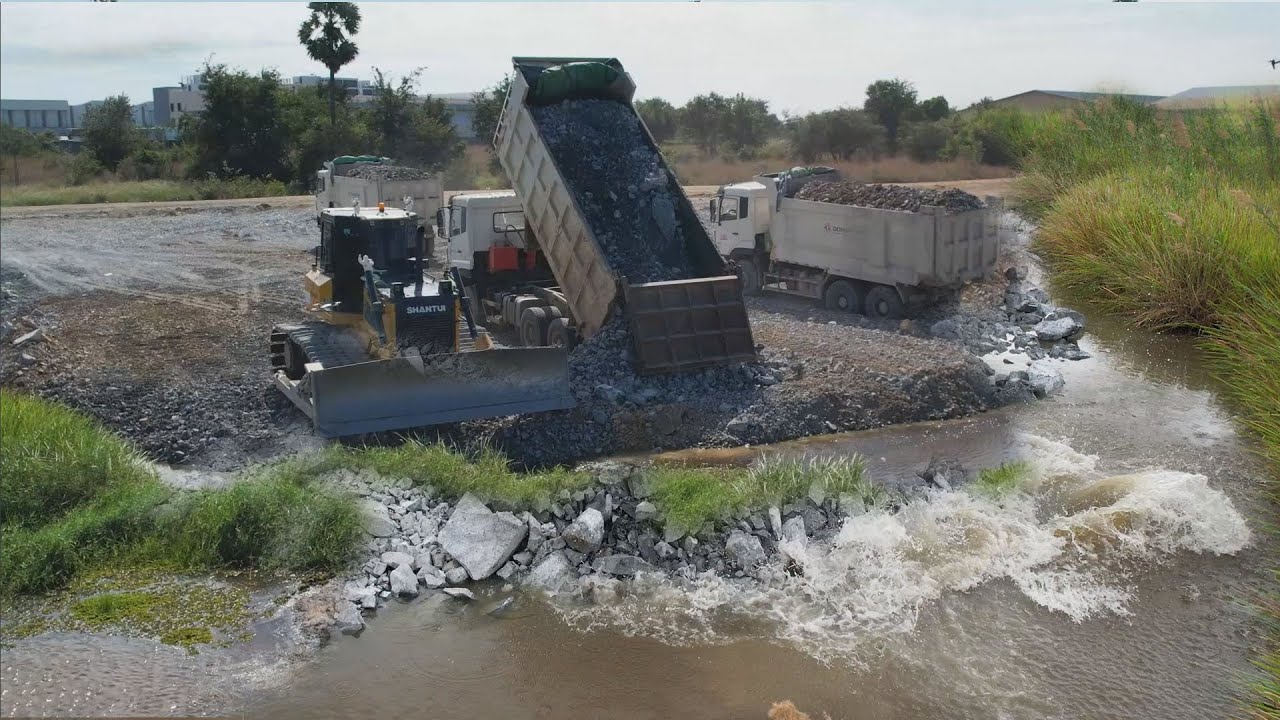 Today Perfectly Bilding Truck DONGFENG 25.5Ton , Dozer Shantui Using Stones Pushing Over The Water