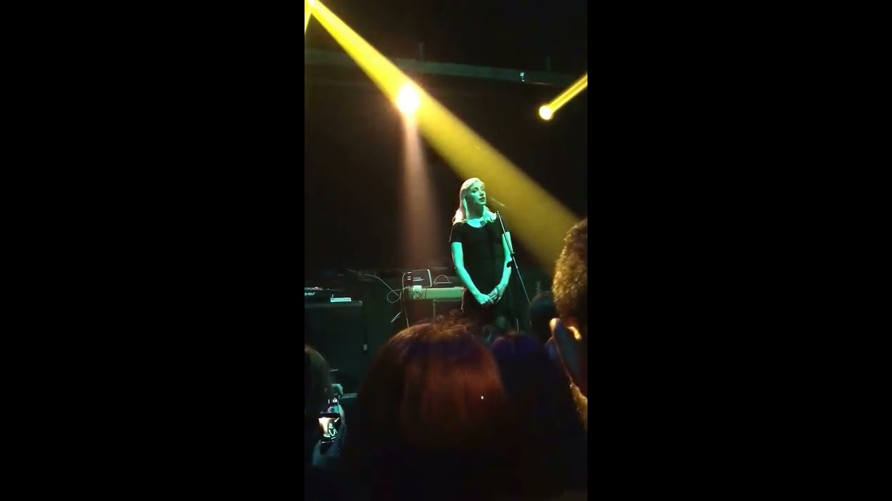 Molly Nilsson - Hey Moon (live)
