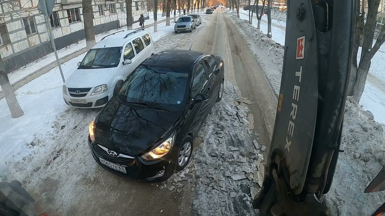 С маленьким в паре. Очищаем улицу от льда.Долбим чистим.