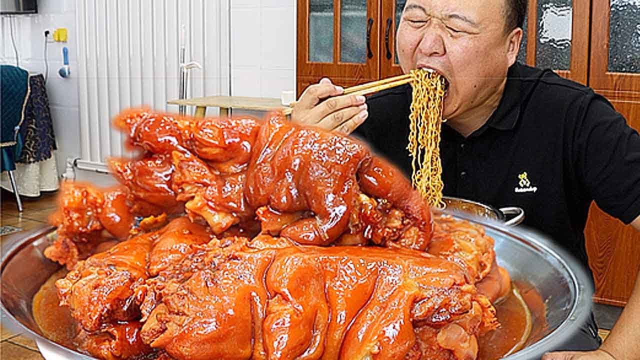 Ah Qiang Makes Braised Pig's Trotters, Which Are Tender And Fall Off The Bones. It's A Satisfying M