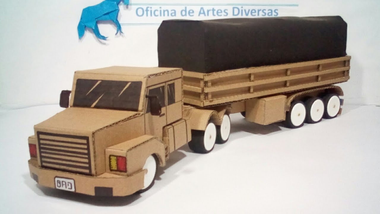 Scania 113 de papelão