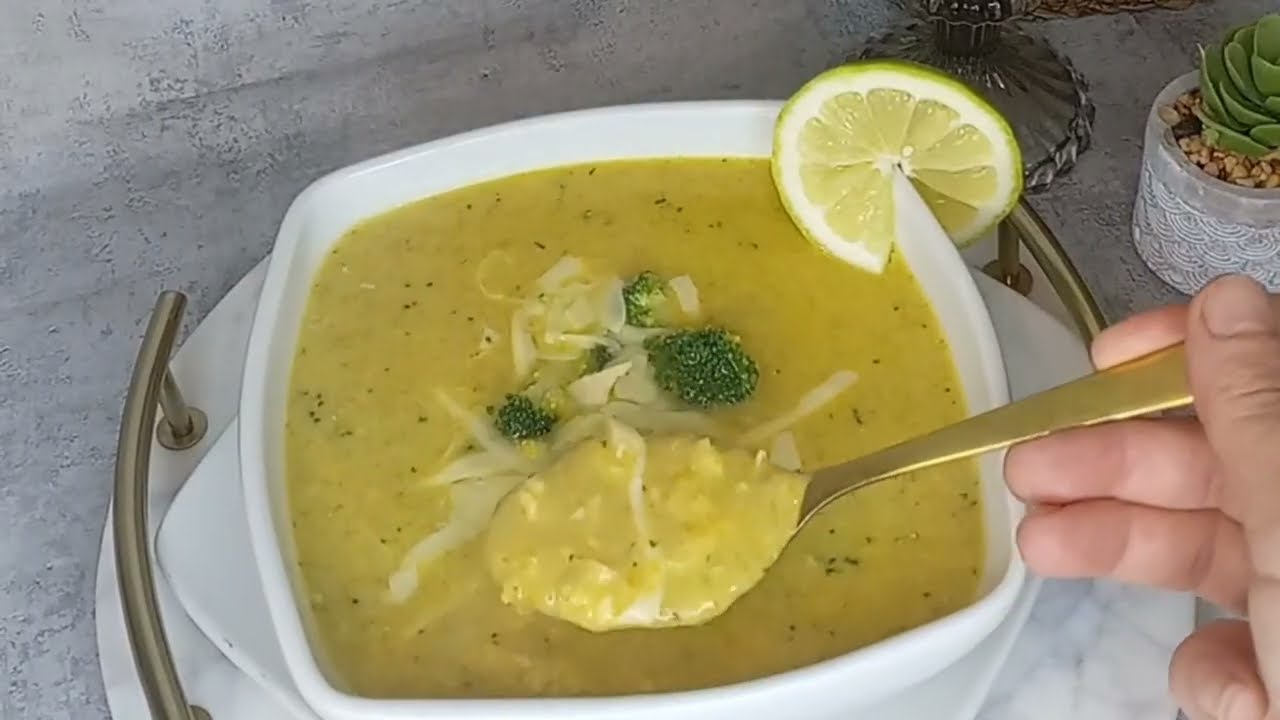 أشهى شوربة بروكلي كريمية… طعم خيالي وسهلة التحضير! 