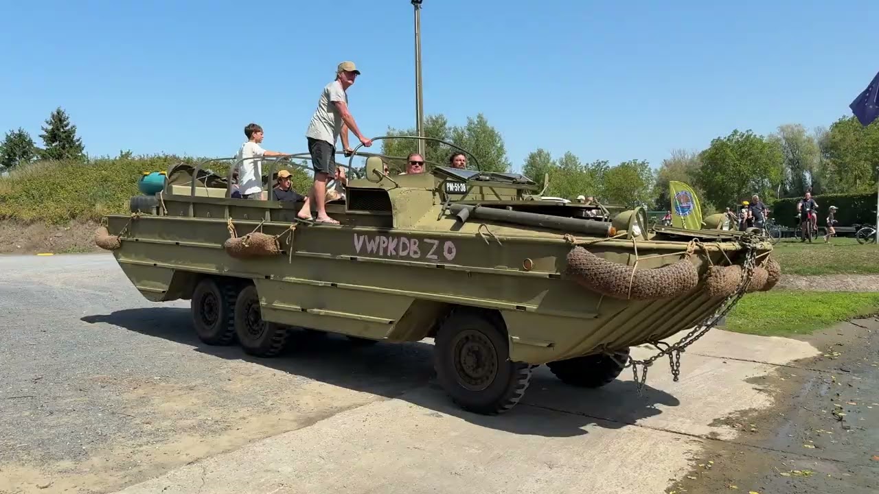 BRUGGE dinsdag 12 augustus 2025        80 amfibievoertuigen op het kanaal.. Kapitein Zeppos herleeft