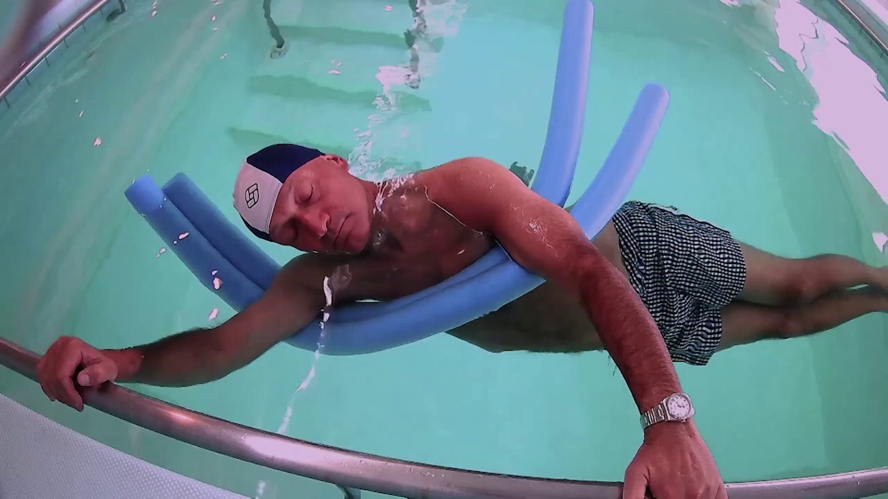 In forma sul green: gli esercizi in piscina per la schiena