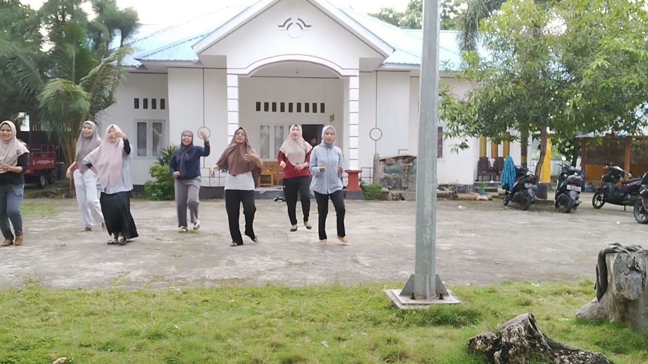 Latihan Yel-Yel PAREDI POKJA 1, PKK Tomia Timur