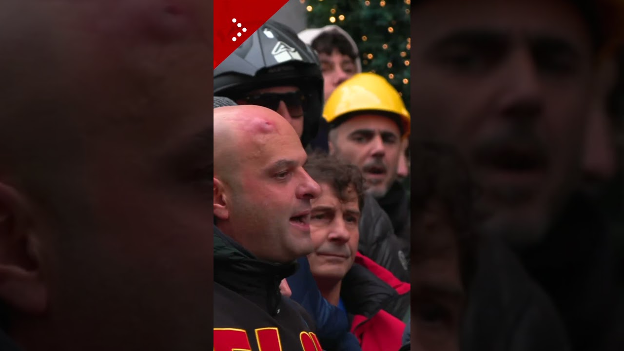 Genova, operai in corteo per futuro ex Ilva: scontri sotto la prefettura