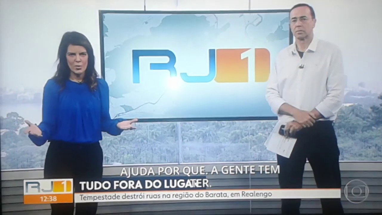 Prefeito Do RJ Marcelo Crivella Recebe Bolo De Lama