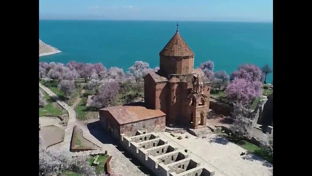Akdamar Adası bahar renklerine b&uuml;r&uuml;nd&uuml;