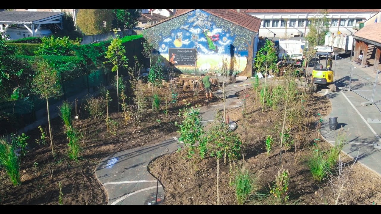 Végétlisation de l'école primaire de Montpon par Serra Paysage
