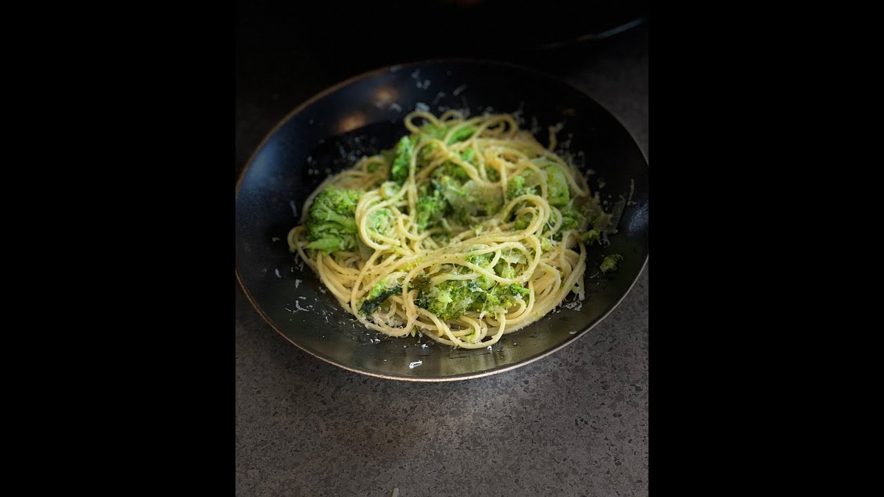 Pasta med broccolimash och mynta