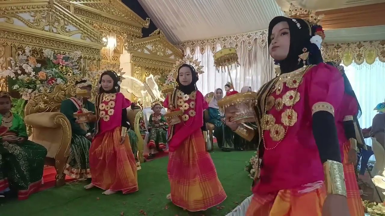 Persembahan tari Padduppa by Sanggar seni Sulapa Eppa Enrekeng 