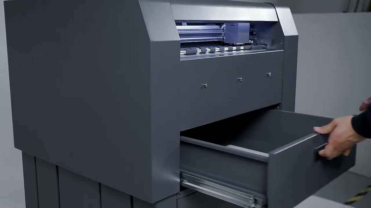 Auto feeding label cutting machine
