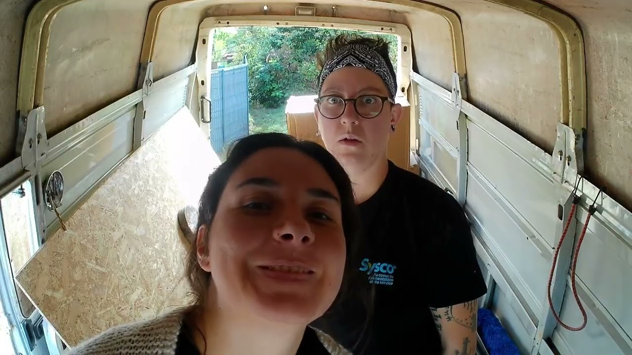 On Aménage un camion pourri : Un planché isolé pour 100 euros dans mon Van