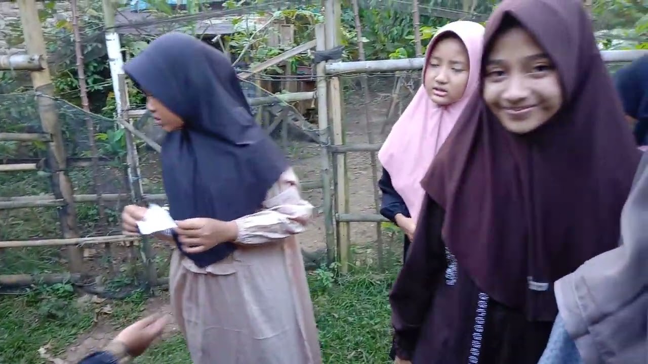 Siswa/i sdn kaduodeng membagikan sembako.