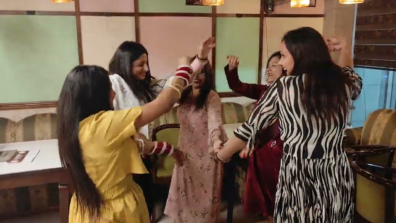 Chitte suit tr daag pe gaye with frnds